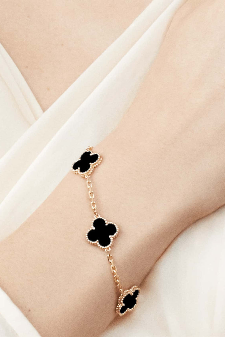 Elegantní náramek s designem čtyřlístku a zlatým povrchem