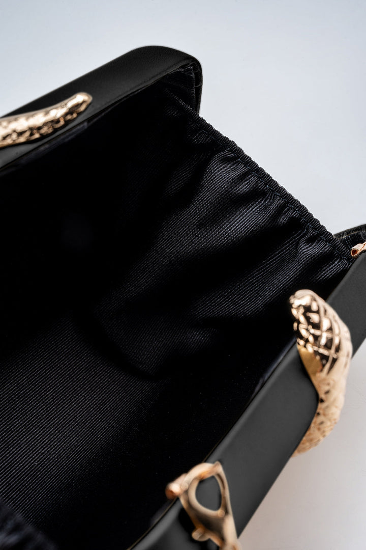 Kovová přes shoulder taška s dekorativním designem