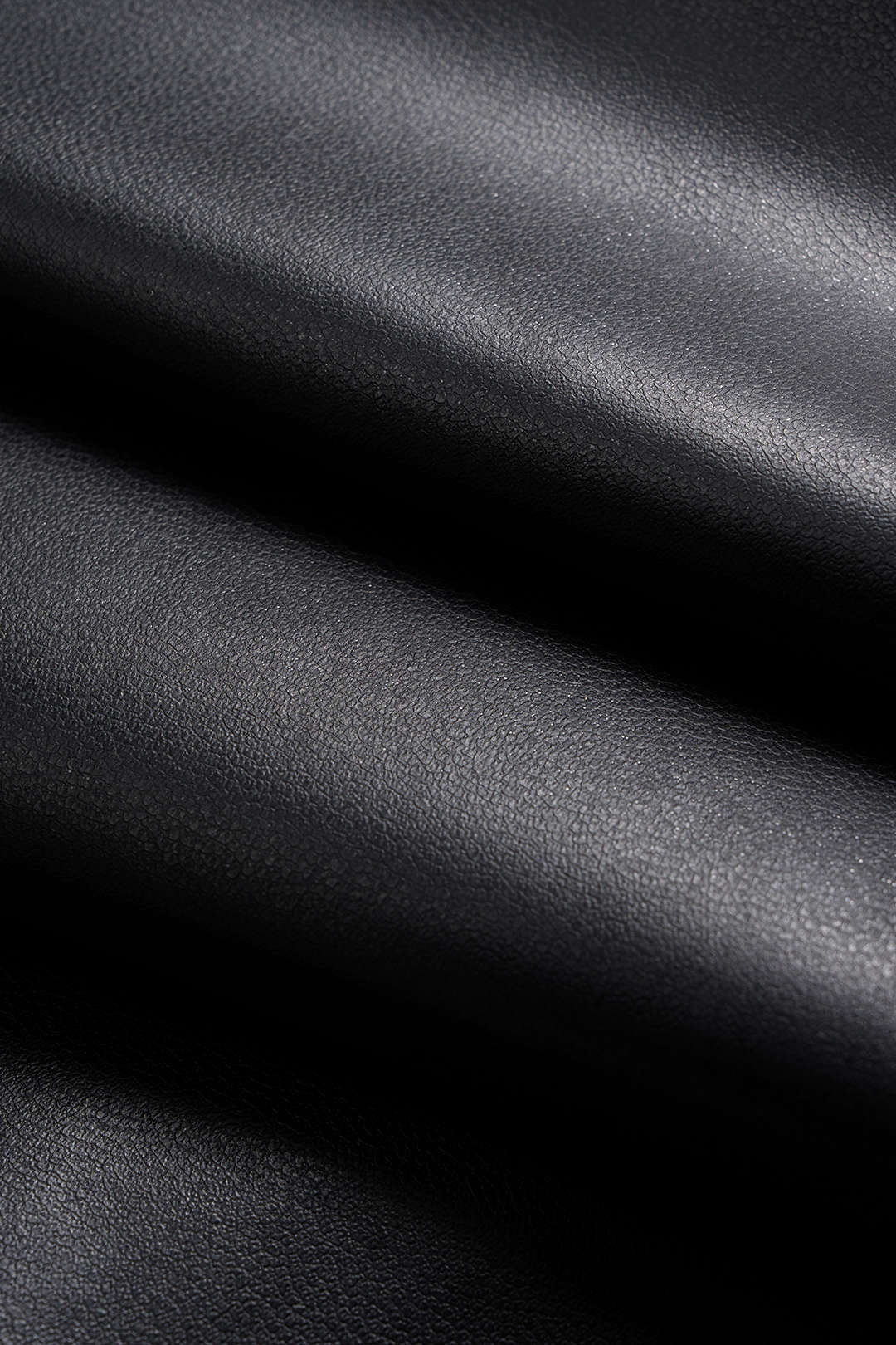 Lesklá košile s dlouhým rukávem z umělé kůže