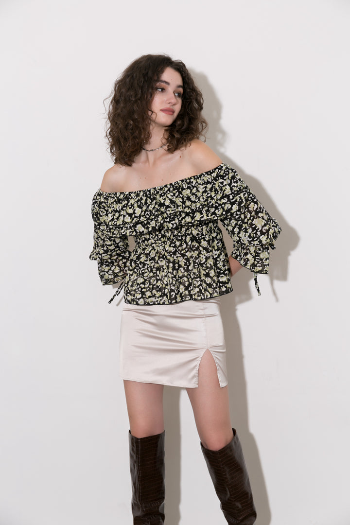 Elegantní peplum blůza z jemné látky s odhalenými rameny