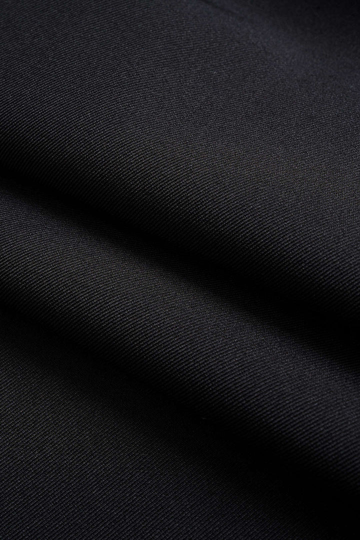 Asymetrické kalhoty z umělé kůže s detaily nášivek