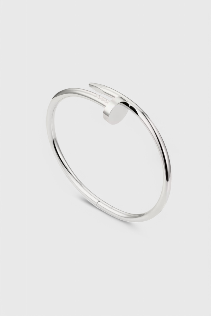 Minimalistická náramek ze stříbra s designem hřebíků