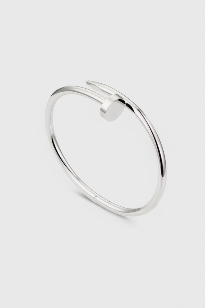 Minimalistická náramek ze stříbra s designem hřebíků