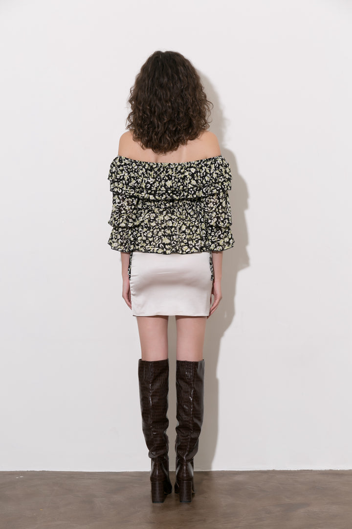 Elegantní peplum blůza z jemné látky s odhalenými rameny
